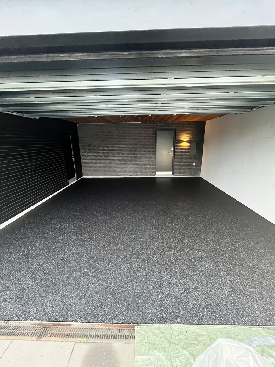 Færdigt mørkt StoneCarpet-garagegulv