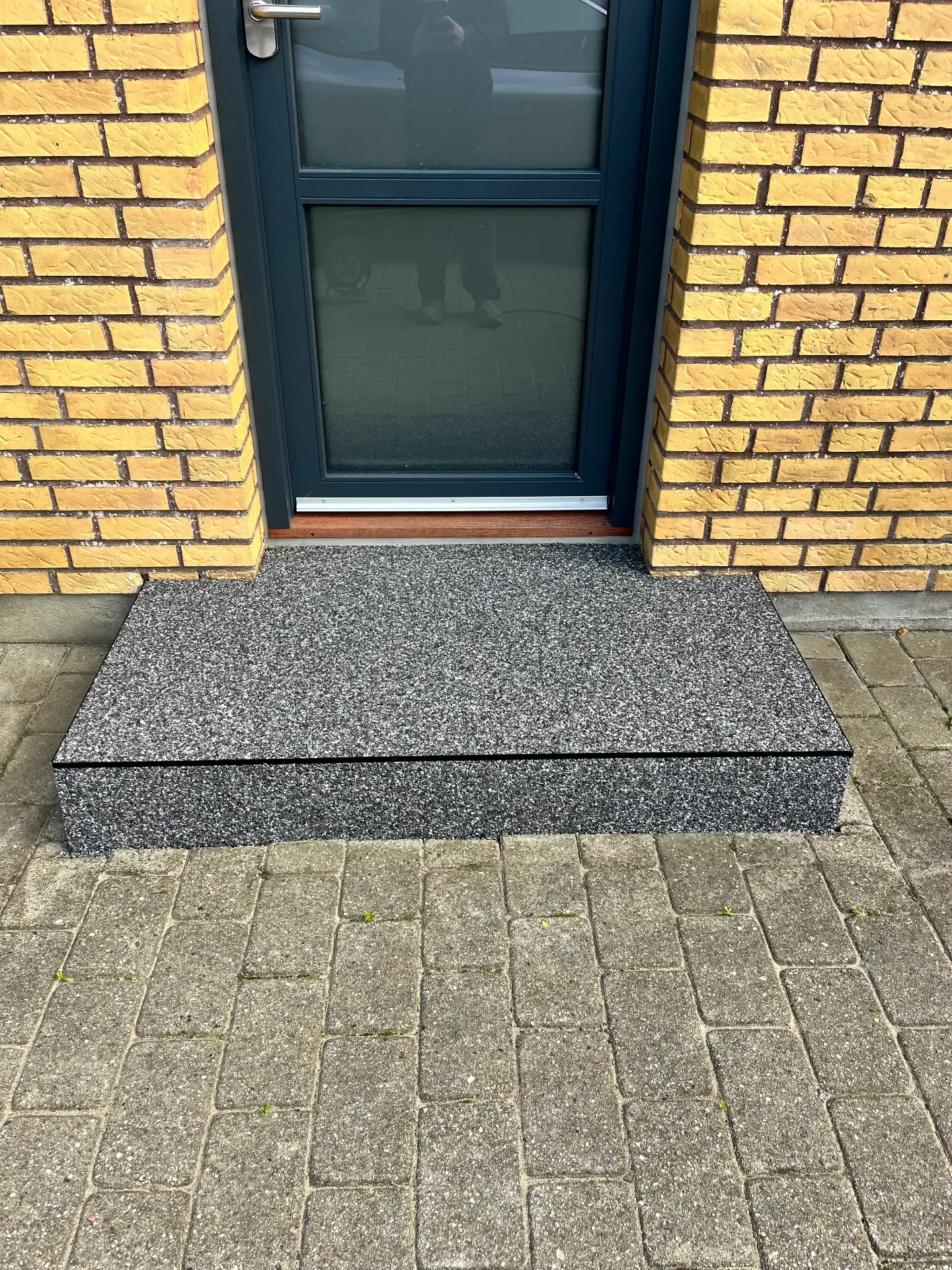 StoneCarpet-trin ved indgangsdør