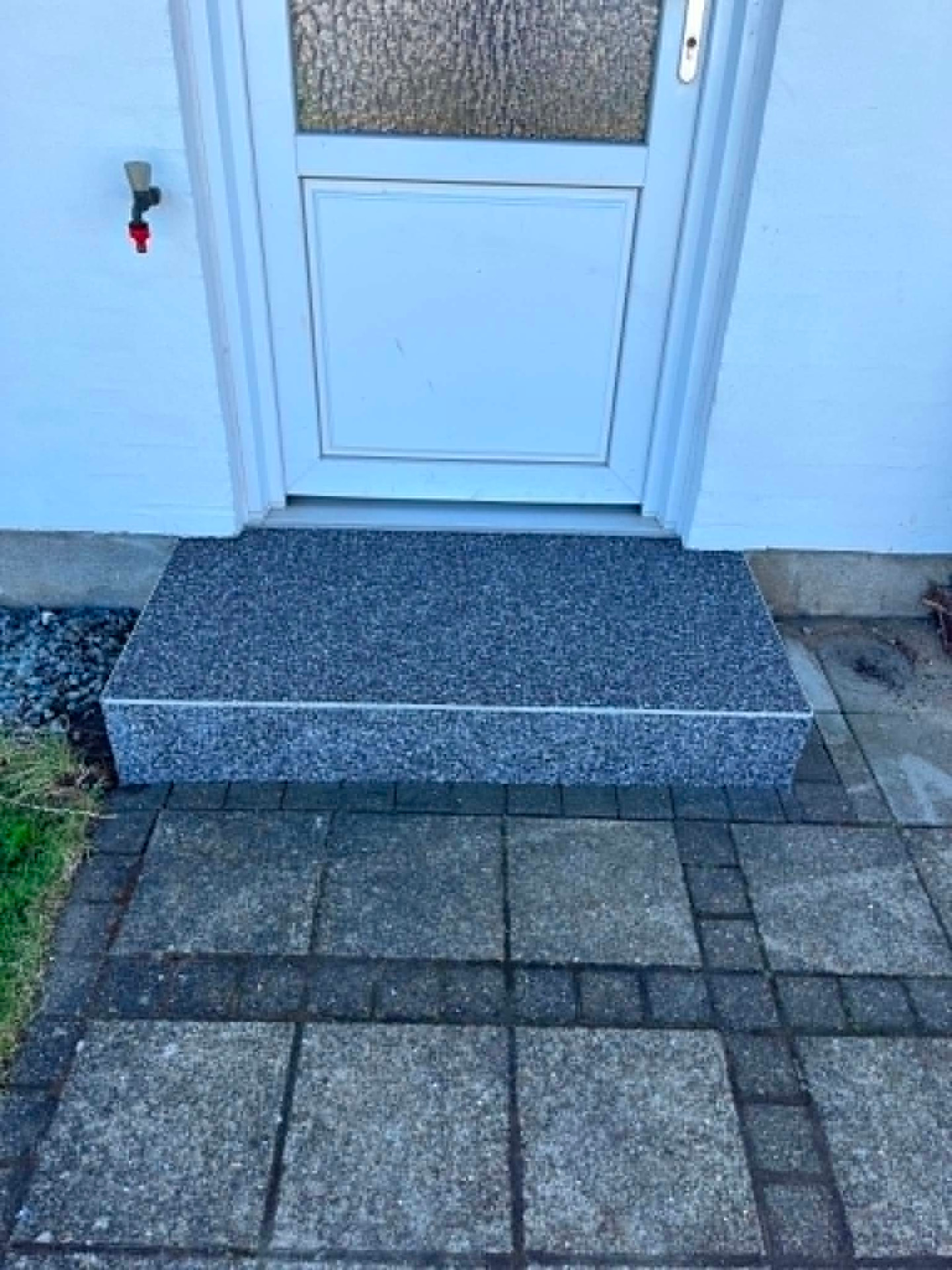 Færdigt dørtrin belagt med mørk StoneCarpet