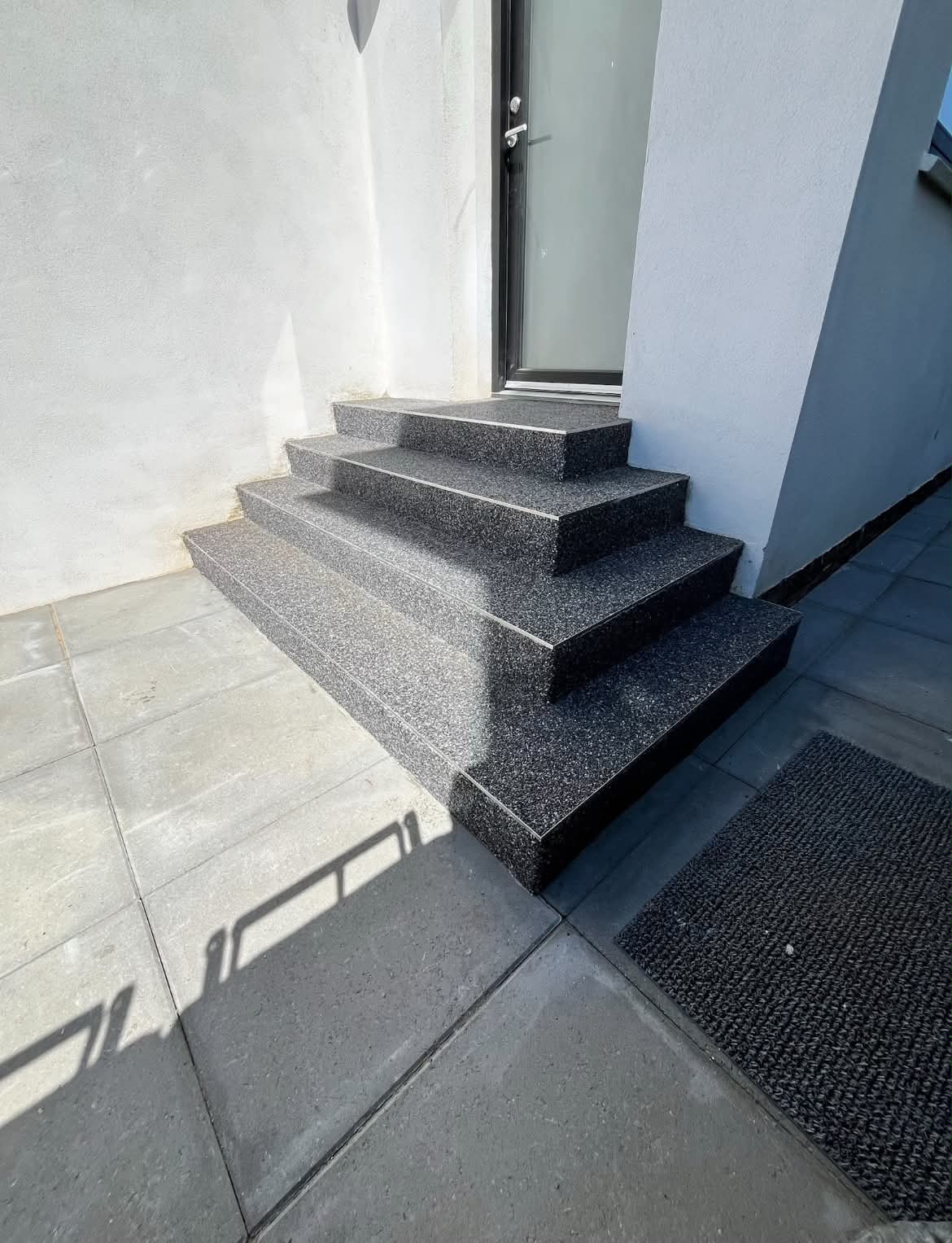 Færdig trappe i antracit StoneCarpet ved hoveddør