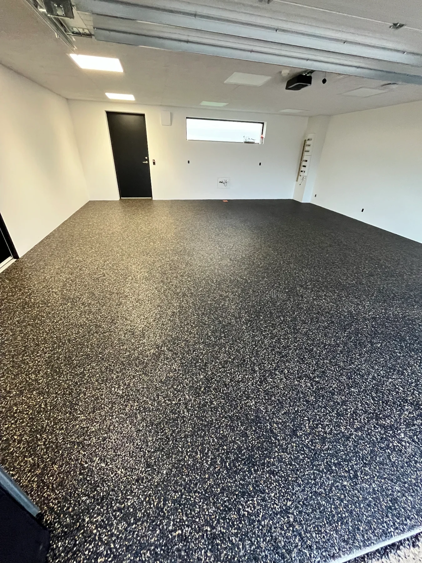 Færdigt garagegulv med mørk StoneCarpet-belægning