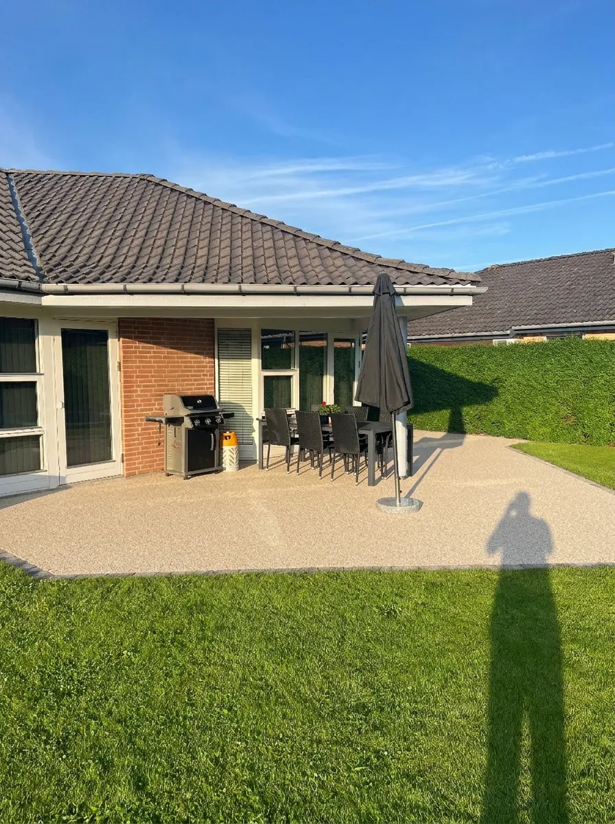 Færdig StoneCarpet-terrasse med havemøbler