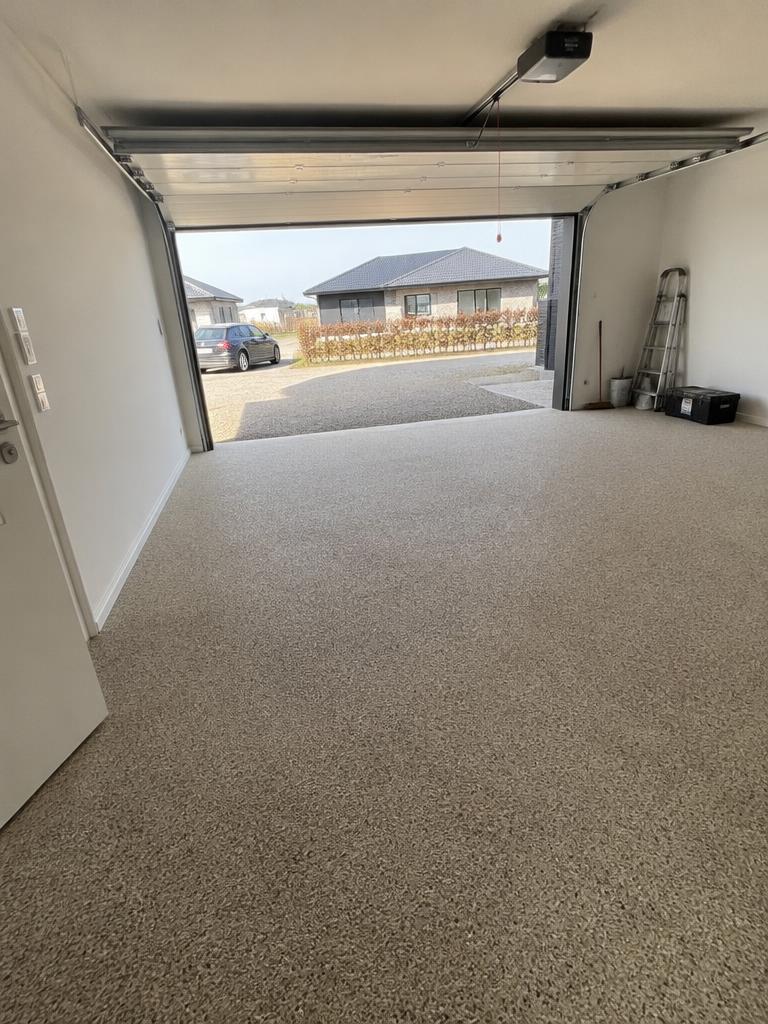 Lyst StoneCarpet-garagegulv i nybygget hus