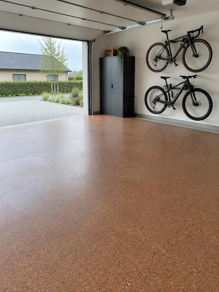 Brunt StoneCarpet-garagegulv med cykler på væg