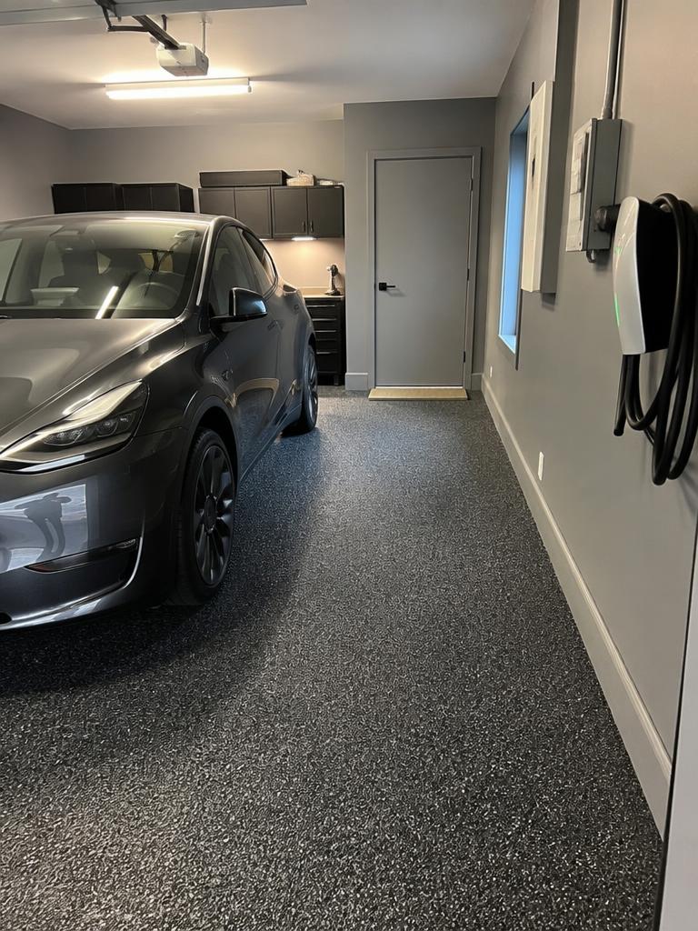 Mørkt StoneCarpet-garagegulv med bil