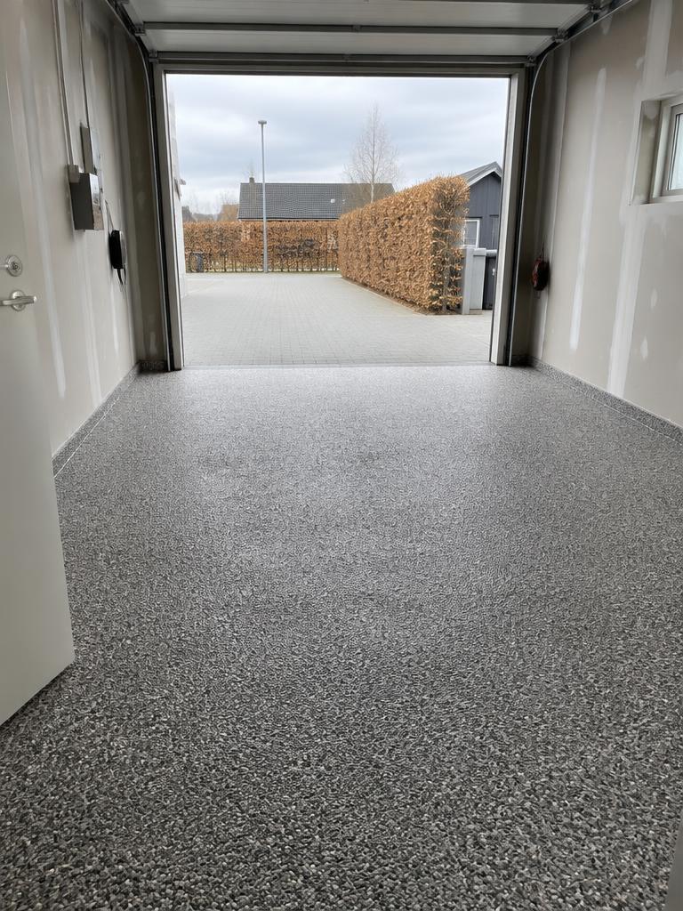 Gråt StoneCarpet-garagegulv