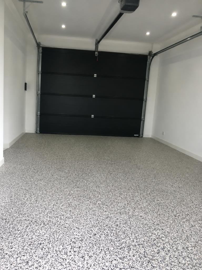 Lysegråt StoneCarpet-garagegulv