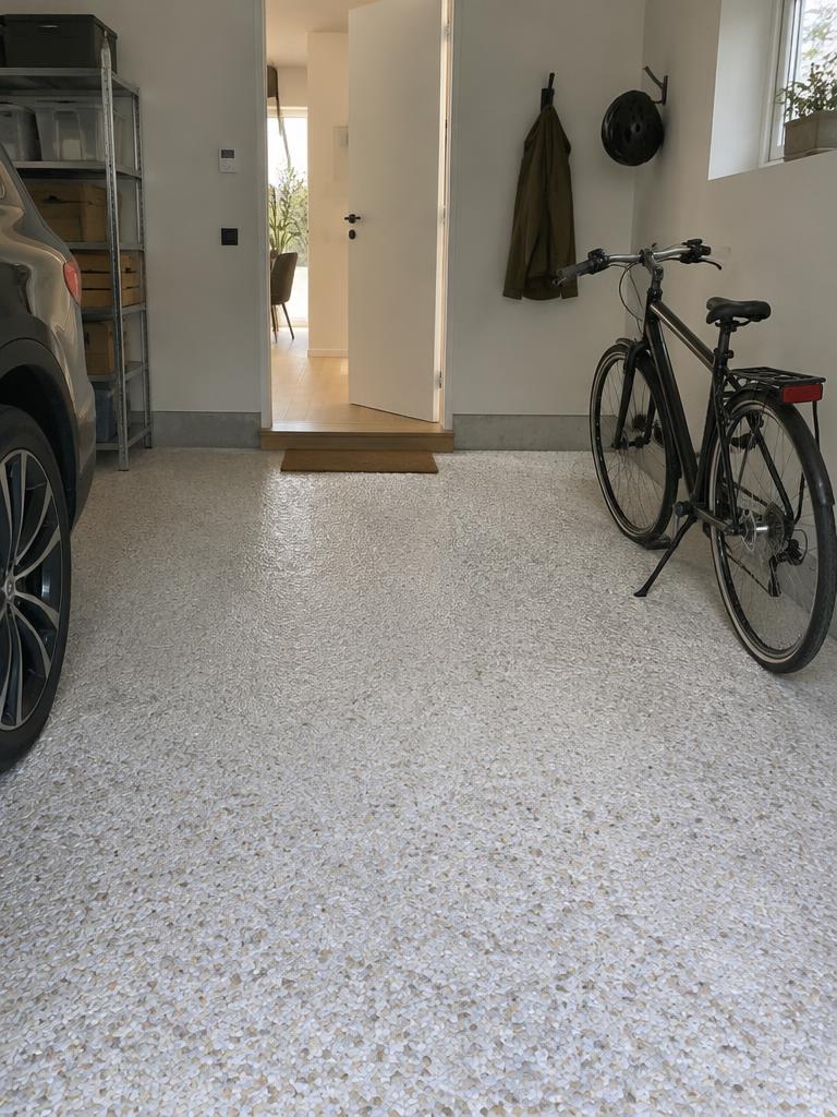 Hvidt StoneCarpet-garagegulv