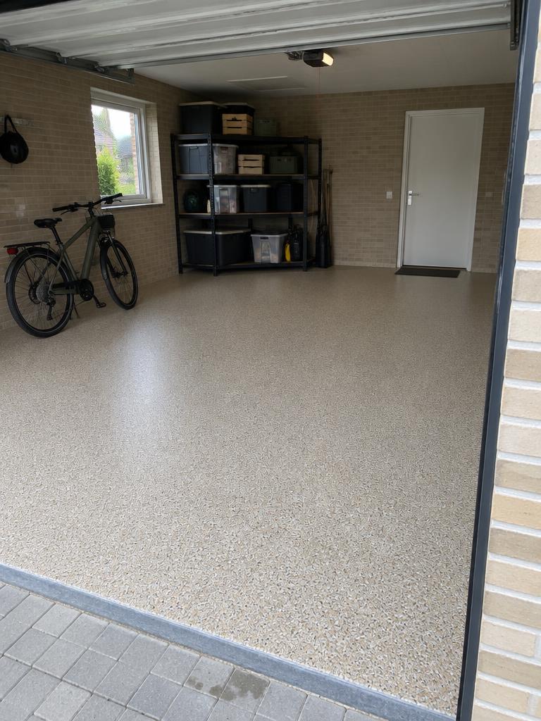 Beige StoneCarpet-garagegulv med cykel