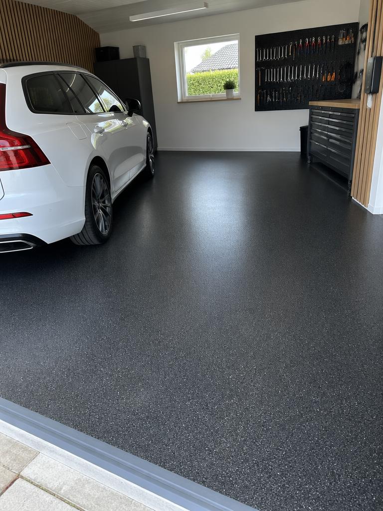 Mørkt StoneCarpet-garagegulv med værksted