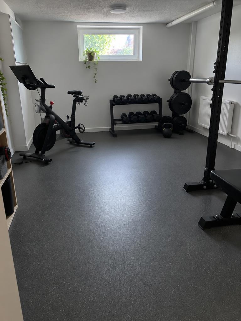 StoneCarpet-gulv i kælderens træningsrum