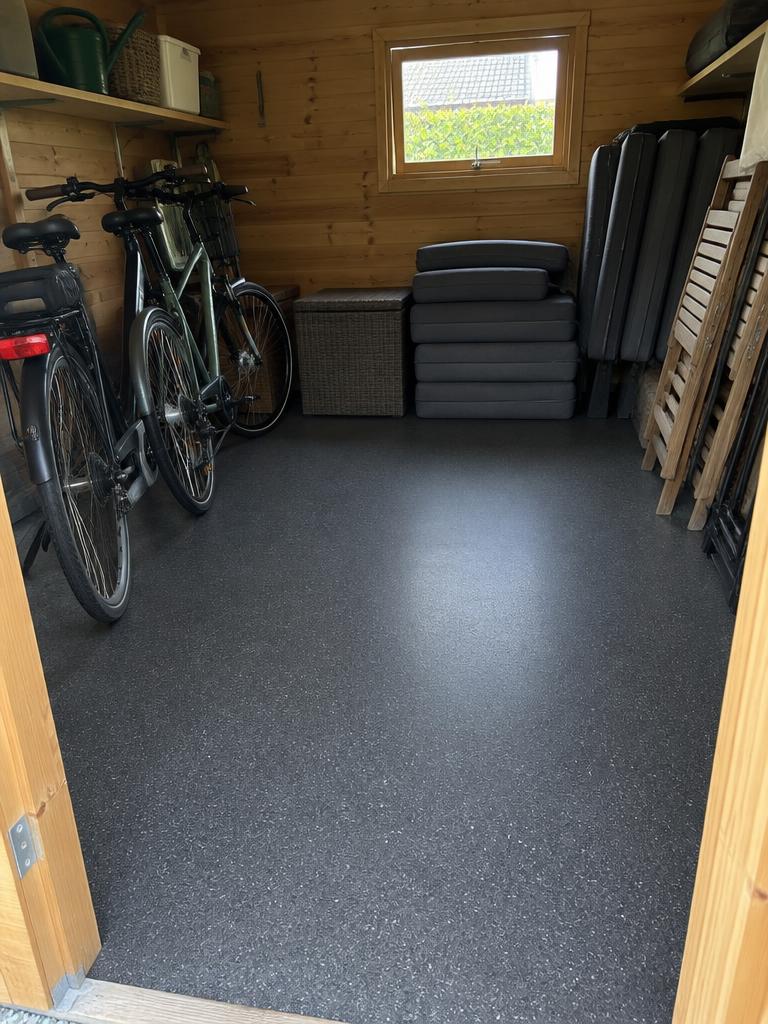 StoneCarpet-gulv i skur med cykler