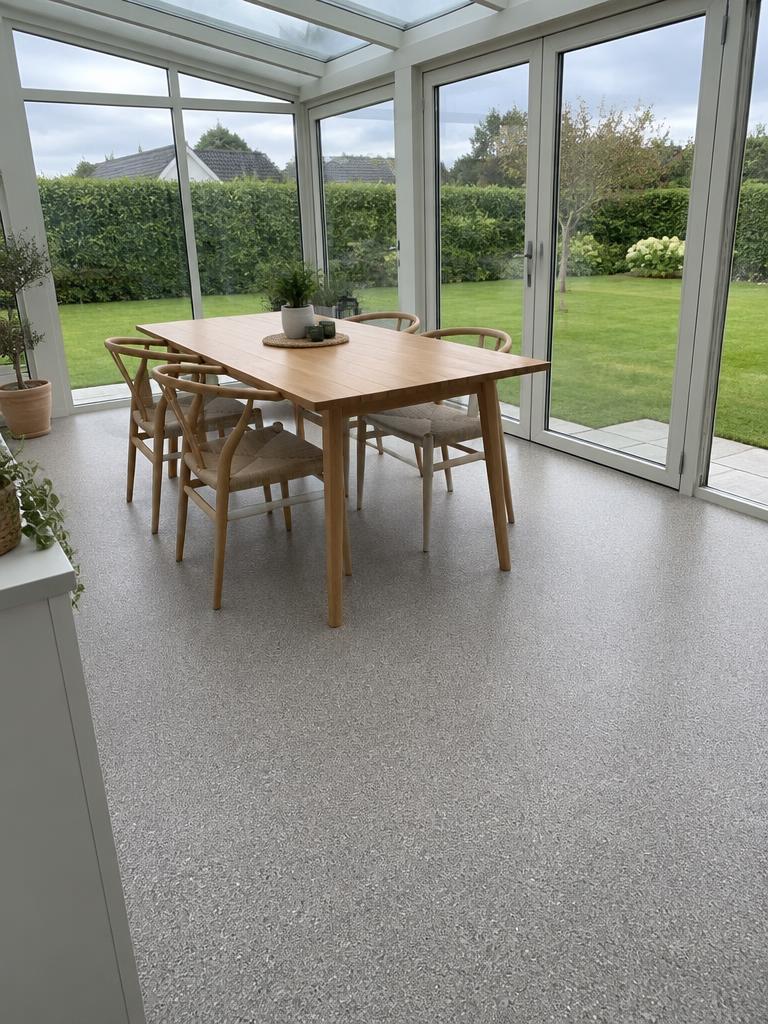 StoneCarpet-gulv i udestue med spisebord