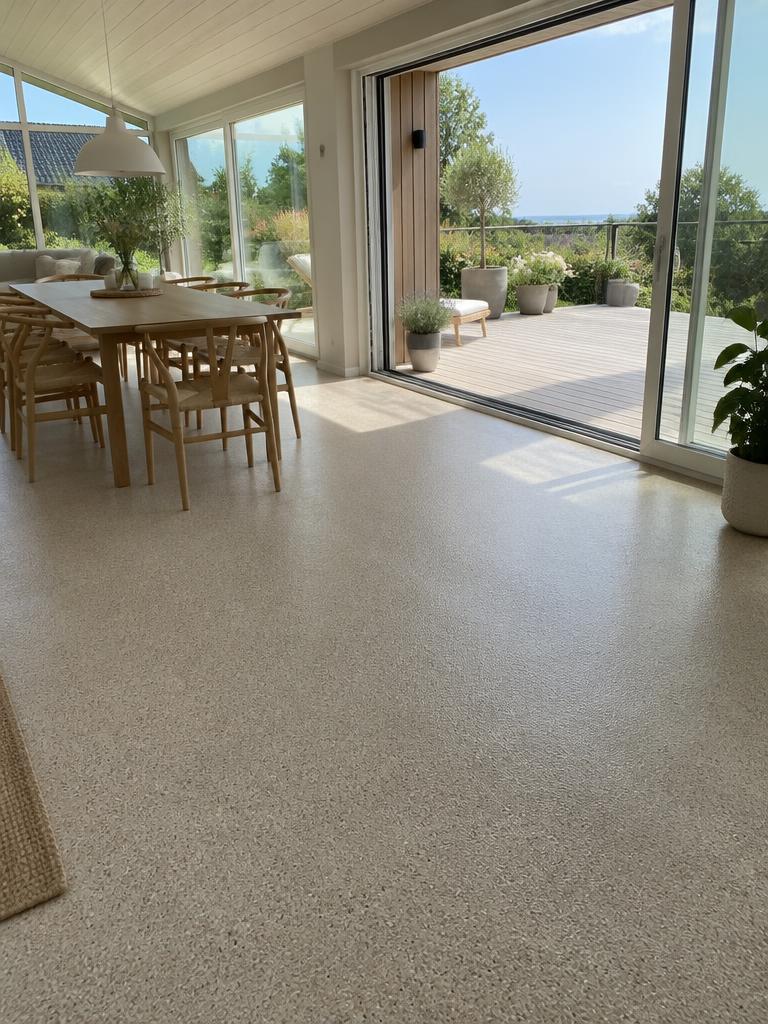 StoneCarpet-gulv i udestue med udgang til terrasse