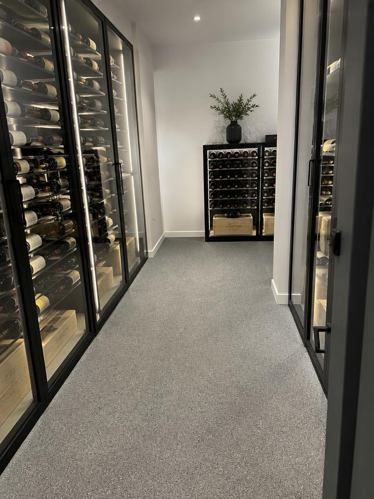 StoneCarpet-gulv i moderne vinkælder med glasskabe